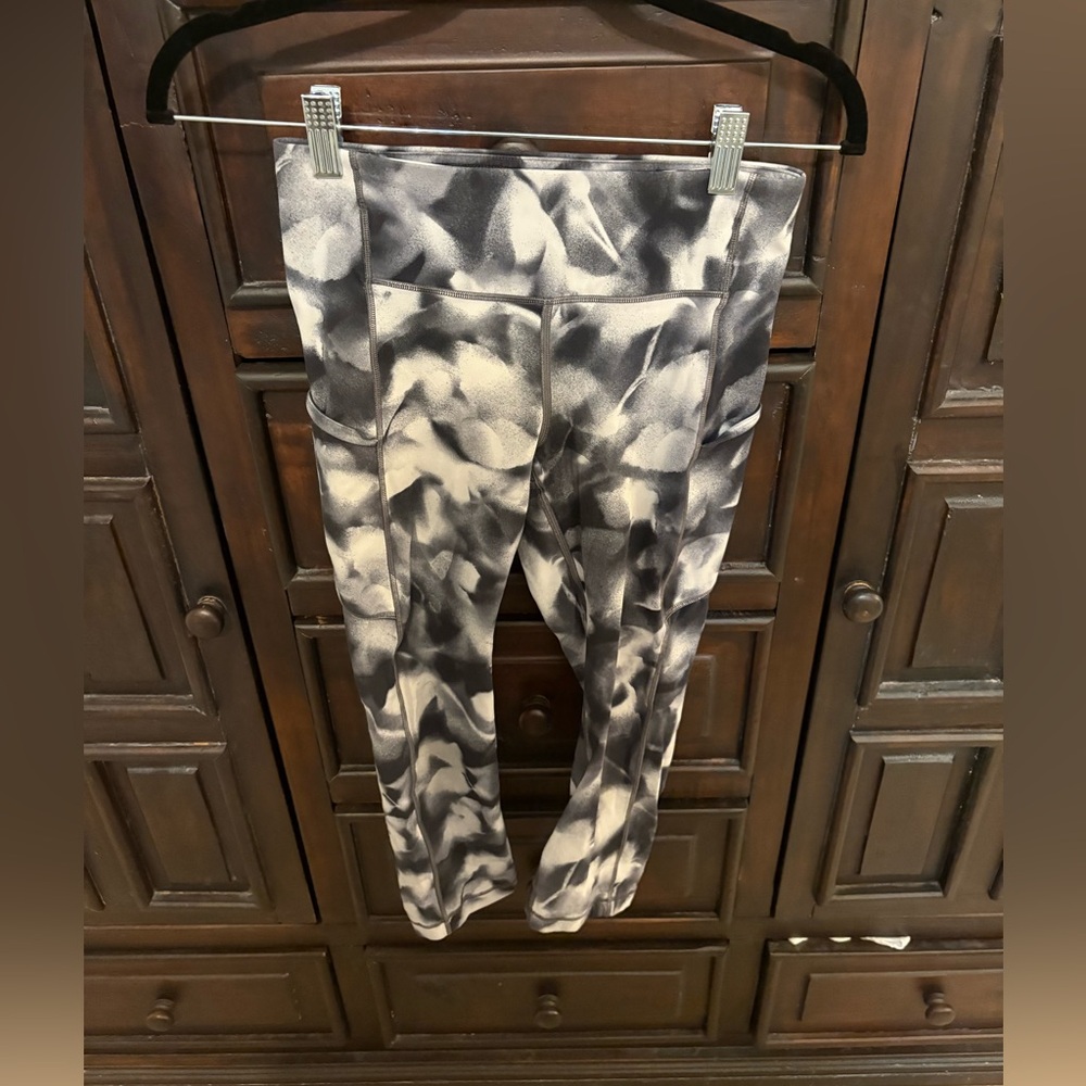 Lululemon Black and White Pace Rival Crop, Size 4